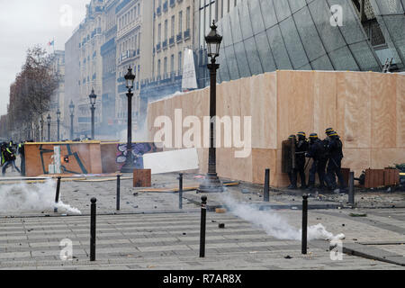 Parigi, Francia. L'8 dicembre, 2018. Il gilet giallo investire Champs-Élysées e si scontrano con la polizia antisommossa l 8 dicembre 2018 a Parigi, Francia. Credito: Bernard Menigault/Alamy Live News Foto Stock