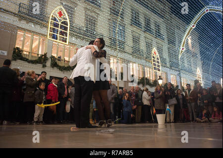 Malaga, Spagna. L'8 dicembre, 2018. Una coppia di ballerini di tango di eseguire sulla strada durante la stagione di natale a Marques de Larios. Credito: Gesù Merida/SOPA Immagini/ZUMA filo/Alamy Live News Foto Stock