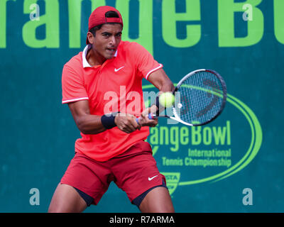 Plantation, Florida, Stati Uniti d'America. 08 Dic, 2018. Zane Kahn, DAGLI STATI UNITI D'AMERICA, gioca in BS18 semifinale del 2018 Orange Bowl Junior International Tennis campionati disputati a Frank Veltri Centro Tennis in piantagione, Florida, Stati Uniti d'America. Mario Houben/CSM/Alamy Live News Foto Stock