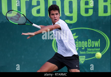 Plantation, Florida, Stati Uniti d'America. 08 Dic, 2018. Mateus Alves, dal Brasile, gioca in BS18 semifinale del 2018 Orange Bowl Junior International Tennis campionati disputati a Frank Veltri Centro Tennis in piantagione, Florida, Stati Uniti d'America. Mario Houben/CSM/Alamy Live News Foto Stock