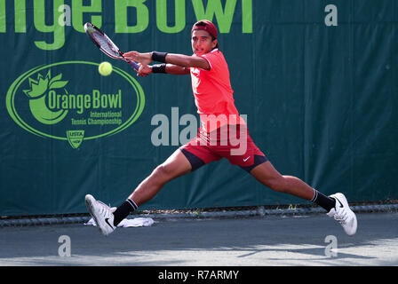 Plantation, Florida, Stati Uniti d'America. 08 Dic, 2018. Zane Kahn, DAGLI STATI UNITI D'AMERICA, gioca in BS18 semifinale del 2018 Orange Bowl Junior International Tennis campionati disputati a Frank Veltri Centro Tennis in piantagione, Florida, Stati Uniti d'America. Mario Houben/CSM/Alamy Live News Foto Stock