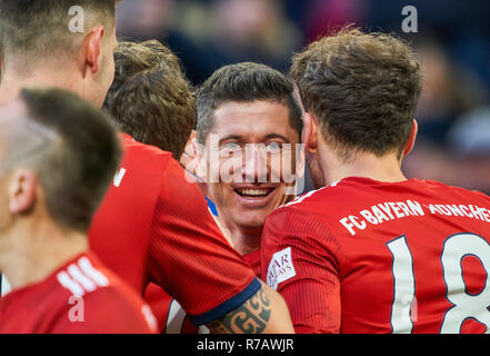 Germania Berlino. 8 Dic 2018. Robert LEWANDOWSKI, FCB 9 celebra il suo obiettivo per , felice, ridere, 1-0 con la Leon GORETZKA, FCB 18 FC Bayern Monaco - 1.FC Norimberga - DFL REGOLAMENTI VIETANO QUALSIASI USO DI FOTOGRAFIE come sequenze di immagini e/o quasi-VIDEO - 1.della Lega calcio tedesca , Monaco di Baviera, Dicembre 08, 2018 stagione 2018/2019, giornata 14, FCB, 1.FC Nürnberg © Peter Schatz / Alamy Live News Foto Stock