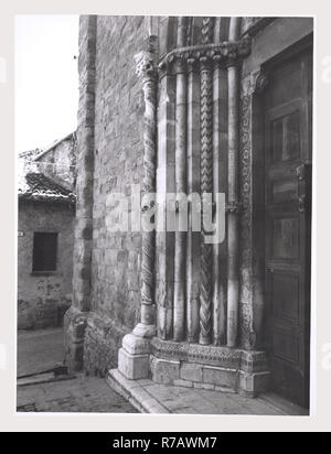 Laziale Rieti Amatrice S. Francesco, questa è la mia Italia, il paese italiano di storia visiva, architettura medievale, scultura architettonica. San Francesco è una grande romanico-gotica chiesa, risalente alla fine del XIV secolo. La facciata presenta un riccamente ornati portale. Nella lunetta del portale sono figure di terracotta polychromed raffigurante la Madonna con il Bambino e due angeli. Post-viste medievale dell'esterno e interno, inclusa pulpito in legno, altare barocco e il tabernacolo, sculture, affreschi. Le pareti in seno alla chiesa sono coperte con la decorazione ad affresco del XV secolo da arte Foto Stock