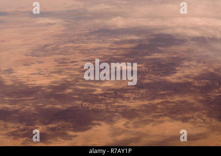 Vista aerea soffici nuvole sopra il deserto del Sahara paesaggio in Egitto Foto Stock