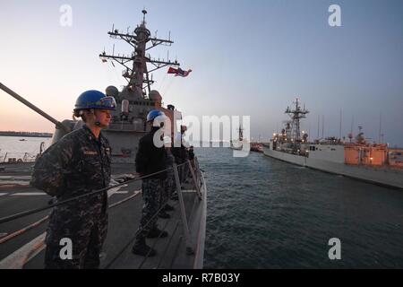 Mare Mediterraneo (11 aprile 2017) marinai uomo le rotaie a bordo guidato- missile destroyer USS Porter (DDG 78) come la nave ritorna alla stazione navale di Rota, Spagna, 11 aprile 2017. Porter, distribuita a Rota, Spagna, ha completato il suo terzo avanti-distribuito le forze navali patrol NEGLI STATI UNITI Sesta flotta area di operazioni. Foto Stock