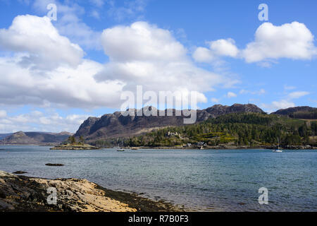 Vista sul Loch Carron a Castello Duncraig e balze distanti da Plockton Village, regione delle Highlands, Scozia Foto Stock