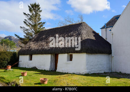 Il canile di paglia nel pittoresco villaggio di Plockton sul Loch Carron, regione delle Highlands, Scozia Foto Stock