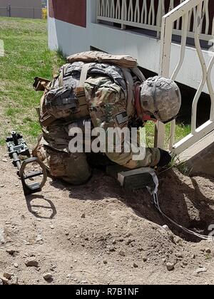 Il personale Sgt. Kyle McFarland si prepara a disarmare una simulazione di ordigni esplosivi artigianali (IED) di articolazione durante l'eliminazione degli ordigni esplosivi (EOD) formazione a Rodriguez Live Fire complesso il 12 aprile 2017. Sei due-uomo squadre hanno gareggiato per determinare il miglior EOD team in Corea mantenendo le proprie competenze per la lotta "stasera.". Foto Stock