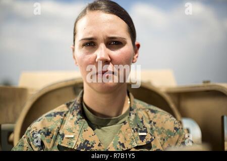 Secondo tenente Lillian Polatchek pone di fronte a un M1A1 Abrams serbatoio a Fort Benning, Georgia. Polatchek è la prima donna Acquario Marino Officer dopo la laurea come l insigne onore laureato del suo esercito corazza del funzionario di base corso Leader il 12 aprile 2017. Foto Stock