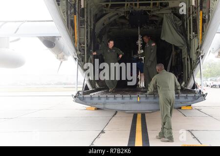 Tech. Sgt. Jenna Daniel, Staff Sgt. Larry Banche e Master Sgt. Troy Bickham, 53rd Meteo squadrone di ricognizione loadmasters, preparare per caricare le attrezzature su un WC-130J Super Hercules aeromobile su una mattinata nebbiosa 12 Aprile a Keesler Air Force Base, Mississippi. Foto Stock