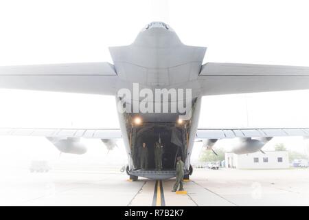 Tech. Sgt. Jenna Daniel, Staff Sgt. Larry Banche e Master Sgt. Troy Bickham, 53rd Meteo squadrone di ricognizione loadmasters, preparare per caricare le attrezzature su un WC-130J Super Hercules aeromobile su una mattinata nebbiosa 12 Aprile a Keesler Air Force Base, Mississippi. Foto Stock