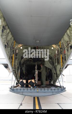 Il personale Sgt. Larry Banche e Tech. Sgt. Jenna Daniel, 53rd Meteo squadrone di ricognizione loadmasters, leggere le istruzioni per gli Stati Uniti La marina meteo boe Apirl 12 a Keesler Air Force Base, Mississippi. Tali boe erano scesi in preparazione per la oceanografia navale sistemi senza equipaggio Golfo del Messico Dimostrazione operativa prevista per maggio 30 attraverso il 1 giugno in Gulfport. Questo giunto a opportunità di formazione consente la 53rd WRS e personale della Marina militare per mettere in pratica la raccolta e l'analisi atmosferiche e oceaniche di dati. Foto Stock