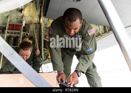 Il personale Sgt. Larry Banche e Tech. Sgt. Jenna Daniel, 53rd Meteo squadrone di ricognizione loadmasters, legare giù U.S. La marina meteo boe Apirl 12 a Keesler Air Force Base, Mississippi. Tali boe erano scesi in preparazione per la oceanografia navale sistemi senza equipaggio Golfo del Messico Dimostrazione operativa prevista per maggio 30 attraverso il 1 giugno in Gulfport. Questo giunto a opportunità di formazione consente la 53rd WRS e personale della Marina militare per mettere in pratica la raccolta e l'analisi atmosferiche e oceaniche di dati. Foto Stock