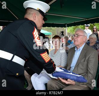 Master Sgt. Robert Nolasco, staff noncommissioned-in-carica, funerali Dettaglio, Marine Corps base logistica Albany, presenta una bandiera americana di Larry Odom durante la sepoltura di Marine PFC. James O. Whitehurst a Cowarts chiesa battista nel cimitero Cowarts, Ala, 12 aprile. Whitehurst fu ucciso in azione durante la lotta contro i giapponesi nella battaglia di Tarawa durante la II Guerra Mondiale, nov. 20, 1943. Foto Stock