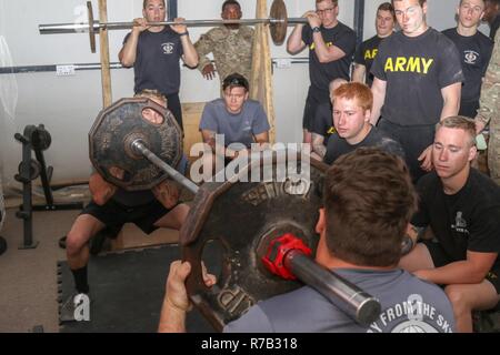 Stati Uniti Paracadutisti dell'esercito, distribuito come supporto della Combined Joint Task Force - operazione inerente a risolvere e assegnato a seconda dei vigili del Team di combattimento, ottantaduesima Airborne Division, condurre il partner squat caso di uomo forzuto concorso a un gruppo tattico area vicino Bakhira, Iraq, 12 aprile 2017. La seconda BCT, ottantaduesima Abn. Div., consente loro le forze di sicurezza irachene partner attraverso il consigliare e assistere la missione, contribuendo pianificazione, raccolta di intelligence e di analisi, forza di protezione, e gli incendi di precisione per ottenere la sconfitta militare di Iside. CJTF-funzione OIR è la coalizione globale per sconfiggere ISIS in IR Foto Stock