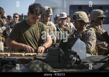 Stati Uniti Marines con 3° Battaglione, 2° Reggimento Marine, 2d Divisione Marine (2d MARDIV) ricevere le munizioni durante la formazione annuale la qualificazione per la tabella da tre a sei a Hicacal Rang Training Facility NEGLI STATI UNITI. La stazione navale di Guantanamo Bay a Cuba il 10 aprile 2017. CBAF, Stati Uniti continentali Avviso di base in forza di supporto, è un programma che fornisce un sistema scalabile e in grado di dettaglio per reagire alle emergenze in tutto il mondo in collaborazione con le altre unità entro 96 ore. Foto Stock