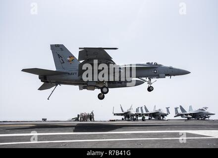 Golfo Arabico (11 aprile 2017) Un F/A-18E Super Hornet attaccato al 'Golden Warriors' di Strike Fighter Squadron (VFA) 87 si prepara ad atterrare sul ponte di volo della portaerei USS George H.W. Bussola (CVN 77) (GHWB). GHWB è distribuito negli Stati Uniti Quinta Flotta area di operazioni a sostegno della sicurezza marittima operazioni destinate a rassicurare gli alleati e partner e preservare la libertà di navigazione e il libero flusso di commercio nella regione. Foto Stock