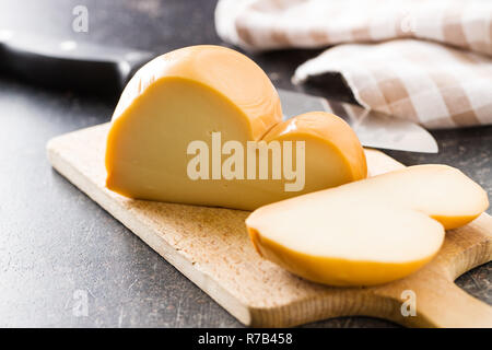 La scamorza, italiano formaggio affumicato. Foto Stock