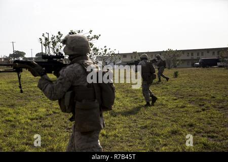 Marines rush simulato un nemico di posizione di sparo alla stazione navale di Guantánamo Bay, Cuba, Aprile 9, 2017. I marines hanno partecipato in battaglia esercitazioni per mettere in pratica il movimento della squadra e l'integrità dell'unità. I marines sono con 3° Battaglione, 2° Reggimento Marine. Foto Stock