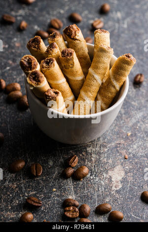 Dolce di Cioccolato rotoli di cialda. Foto Stock