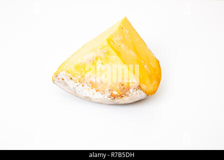 Pezzo di bagno turco tradizionale formaggio. ( Età kashar ) su sfondo bianco Foto Stock