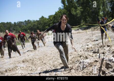 Lt. Col. Cynthia Kearley, 23d Ala giudice personale avvocato, completa l'ultimo ostacolo durante l annuale Moody fango eseguire, 6 maggio 2017, nella città di raggi, Ga. Il quarto anno Moody fango consisteva di entrambi adulto e bambino che naturalmente sfidati più di 600 partecipanti con ostacoli oltre 4,2 miglia. Foto Stock