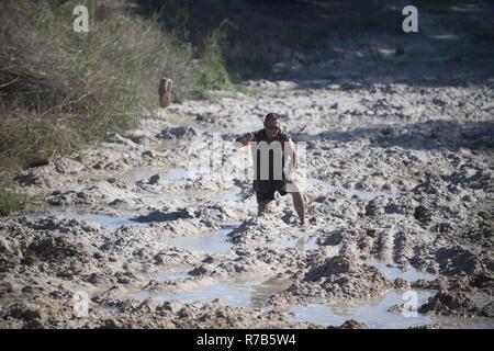 Un partecipante completa l'ultimo ostacolo durante l annuale Moody fango eseguire, 6 maggio 2017, nella città di raggi, Ga. Il quarto anno Moody fango consisteva di entrambi adulto e bambino che naturalmente sfidati più di 600 partecipanti con ostacoli oltre 4,2 miglia. Foto Stock
