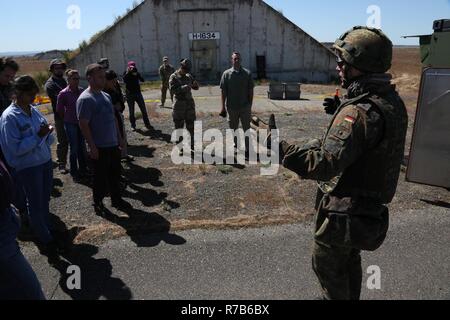 Un soldato tedesco da 1/7 Gruppo di decontaminazione Deutschland, mutandine scienziati sul processo di decontaminazione durante il Dragon Fire esercizio, Umatilla, Ore., 6 maggio 2017. Dragon Fire è un esercizio di bilaterali tra la 48th chimici, biologici, radiologici e nucleari (CBRN) Brigata e il tedesco Bundswehr difesa CBRN comando. Esso serve anche come culmine evento di formazione e di esercizio di convalida per la ventiduesima Battlion CBRN. Foto Stock