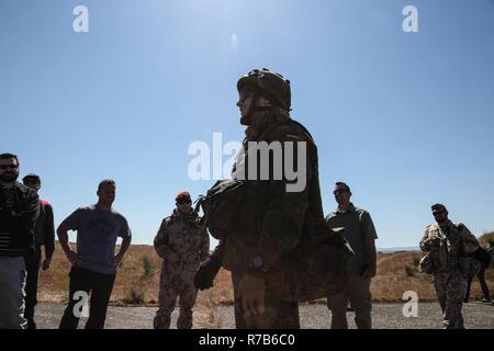 Un soldato tedesco da 1/7 Gruppo di decontaminazione Deutschland, mutandine scienziati sul processo di decontaminazione durante il Dragon Fire esercizio, Umatilla, Ore., 6 maggio 2017. Dragon Fire è un esercizio di bilaterali tra la 48th chimici, biologici, radiologici e nucleari (CBRN) Brigata e il tedesco Bundswehr difesa CBRN comando. Esso serve anche come culmine evento di formazione e di esercizio di convalida per la ventiduesima Battlion CBRN. Foto Stock