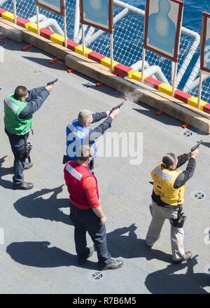 Oceano Pacifico (8 maggio 2017) velisti assegnati per il Wasp-classe assalto anfibio nave USS Essex (LHD 2) riprendere la M9 pistola di servizio a bordo del velivolo ascensore durante una qualifica di armi. L'Essex è conduzione di esperimenti in mare al largo della costa della California del Sud. Foto Stock