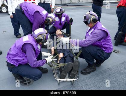 Oceano Pacifico (6 maggio 2017) marinai condotta barella portatore durante la formazione di un ponte di volo drill incendio a bordo il Wasp-classe assalto anfibio nave USS Essex (LHD 2). La nave è in corso conduzione di esperimenti in mare al largo della costa della California del Sud. Foto Stock