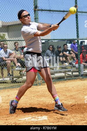 MAYPORT, Fla. (5 maggio 2017) - Capo Hospital Corpsman Jami Skornia oscilla in un passo durante una partita di pallavolo tra l'assalto anfibio nave USS Iwo Jima (LHD 7) Chief Petty Officer Association (CPOA) e seconda classe Petty Officer Association (SCPOA). Il gioco è stato organizzato come parte di un torneo tra la nave il quadrato di poppa, prima classe Petty Officer Association, CPOA & SCPOA per costruire un cameratismo e morale tra l'equipaggio della nave. Foto Stock