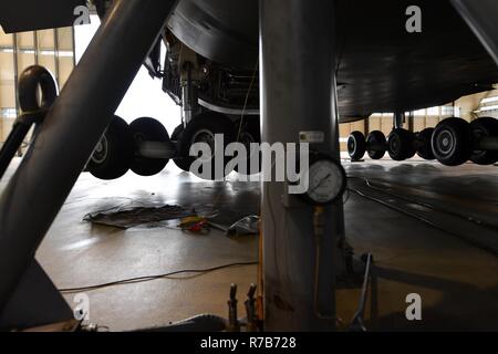 Una C-5M Galaxy landing gear gira in posizione mentre l'aeroplano poggia su sei martinetti di fusoliera su Ramstein Air Base, Germania, 3 maggio 2017. Volo da Travis Air Force Base in California, a Ramstein, in numero di quattro carrelli di atterraggio non funziona correttamente in fase di atterraggio. Dopo l equipaggio composto di un atterraggio sicuro, il velivolo è stato trainato e sollevato per ispezionare tutti gli ingranaggi di atterraggio e di riparare i guasti di uno. Avieri assegnato all'721st Manutenzione aeromobili squadrone e il sessantesimo AMXS hanno lavorato insieme per fissare il velivolo. Foto Stock