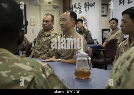 Sud Marina Coreana Capt. Kim Kyung-Ryul, Comandante della Repubblica di Corea nave Choi-Young DDH-981, serve piatti tradizionali tè al Combined Joint Task Force-Horn dell Africa i membri che si sono uniti a membri di Camp Lemonnier, Gibuti, in una visita di ROKS Choi Young DDH-981, 8 maggio 2017. La nave è un Chungmugong Yi Sun-sin-class destroyer nel sud marina Coreana. Foto Stock