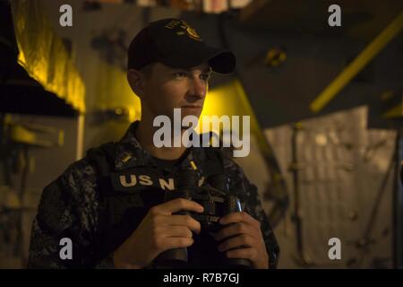 HAIFA, Israele (9 maggio 2017) Ensign Tanner Hudson, da Littleton, Colorado sorge guarda a bordo del Arleigh Burke-class guidato-missile destroyer USS Ross (DDG 71) durante una prevista visita porto di Haifa, Israele, 9 maggio 2017. Ross, distribuita a Rota, Spagna, sta conducendo operazioni navali negli Stati Uniti Sesta flotta area di operazioni a sostegno degli Stati Uniti per gli interessi di sicurezza nazionali in Europa e in Africa. Foto Stock