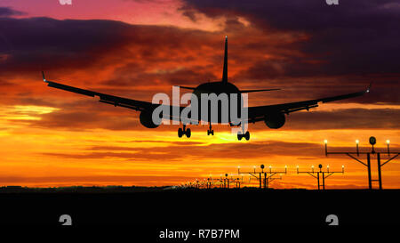 Velivolo Jet silhouette sbarco oltre a lampeggiare le luci di airport. Piano con rosso profondo cielo molto nuvoloso in background 3D'illustrazione. Foto Stock