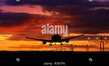 Velivolo Jet silhouette sbarco oltre a lampeggiare le luci di airport. Piano con rosso profondo cielo molto nuvoloso in background 3D'illustrazione. Foto Stock