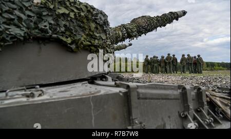 Soldati austriaci con il Bundesheer plotone, ottenere informato prima di condurre l'operazione offensiva lane, durante l'Europa forte sfida del serbatoio (SETC), al settimo Esercito di formazione il comando Grafenwoehr Area Formazione, Grafenwoehr, Germania, 9 maggio 2017. L'Europa forte sfida del serbatoio (SETC) è co-ospitato da U.S. Europa dell'esercito e dell'esercito tedesco, può 7-12, 2017. Il concorso è destinato a sporgere una presenza dinamica, favorire il partenariato militare, promuovere l interoperabilità, e fornisce un ambiente per la condivisione di tattiche, le tecniche e le procedure. Plotoni da sei NATO e i paesi partner sono in Foto Stock