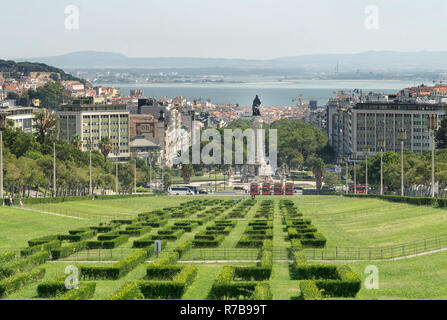 Lisbona, Portogallo - 31 agosto 2018: Vista della Eduard vii Park e Marquis de Pombal; sullo sfondo è possibile vedere il fiume Tago. Foto Stock