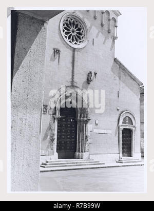 Lazio Frosinone Sora S. Restituta, questa è la mia Italia, il paese italiano di visual storia medievale di scultura architettonica. La decorazione che circonda i tre principali portali come pure alcuni altri scultura architettonica frammenti dalla chiesa romanica. Post-architettura medievale. La chiesa fu ricostruita in stile romanico dopo un terremoto nel 1915. Foto Stock