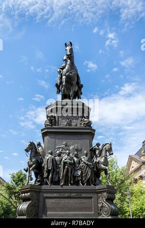 Statua equestre di Federico il Grande sulla Unter den Linden street a Berlino, Germania Foto Stock