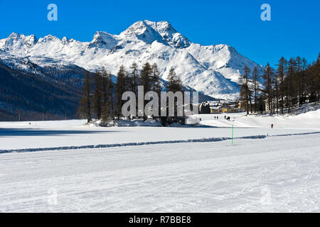 Vista sul lago ghiacciato Champfersee al picco Gipfel Piz de la Margna smusso, Engadina, Grigioni, Svizzera Foto Stock