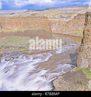 rapide in un canyon lungo il fiume palouse al palouse falls state park vicino washtucna, washington Foto Stock