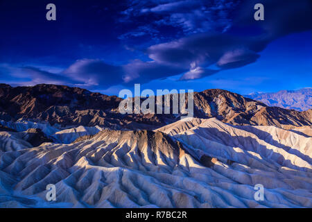 La luce del mattino su Zabriskie Point nella Death Valley, CA. Foto Stock