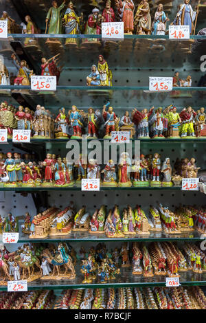 Napoli, Italia - 4 Dicembre 2017: piccole statue tradizionali per il presepe in vendita a Napoli. Foto Stock