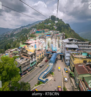 Vista aerea di Gangtok città visto dal cavo auto al giorno nuvoloso in Sikkim membro, India Foto Stock