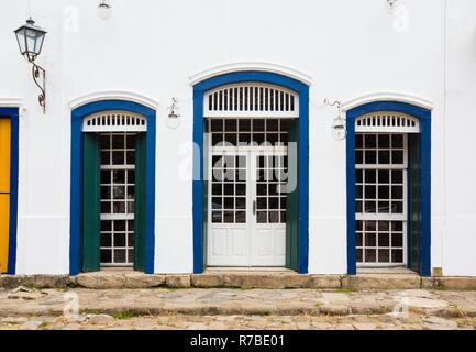 Luminosa facciata colorata di casa in Brasile Foto Stock