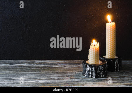 Candela che brucia sul tavolo di legno Foto stock - Alamy