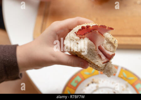 Gustoso rotolo di grano sul tavolo della cucina. La preparazione della cena con pane fresco e burro. Autunno sfondo. Foto Stock