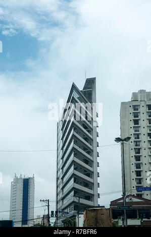 Moderno e sofisticato con mirroring punta triangolare costruzione di città di Sao Paulo in Brasile Foto Stock